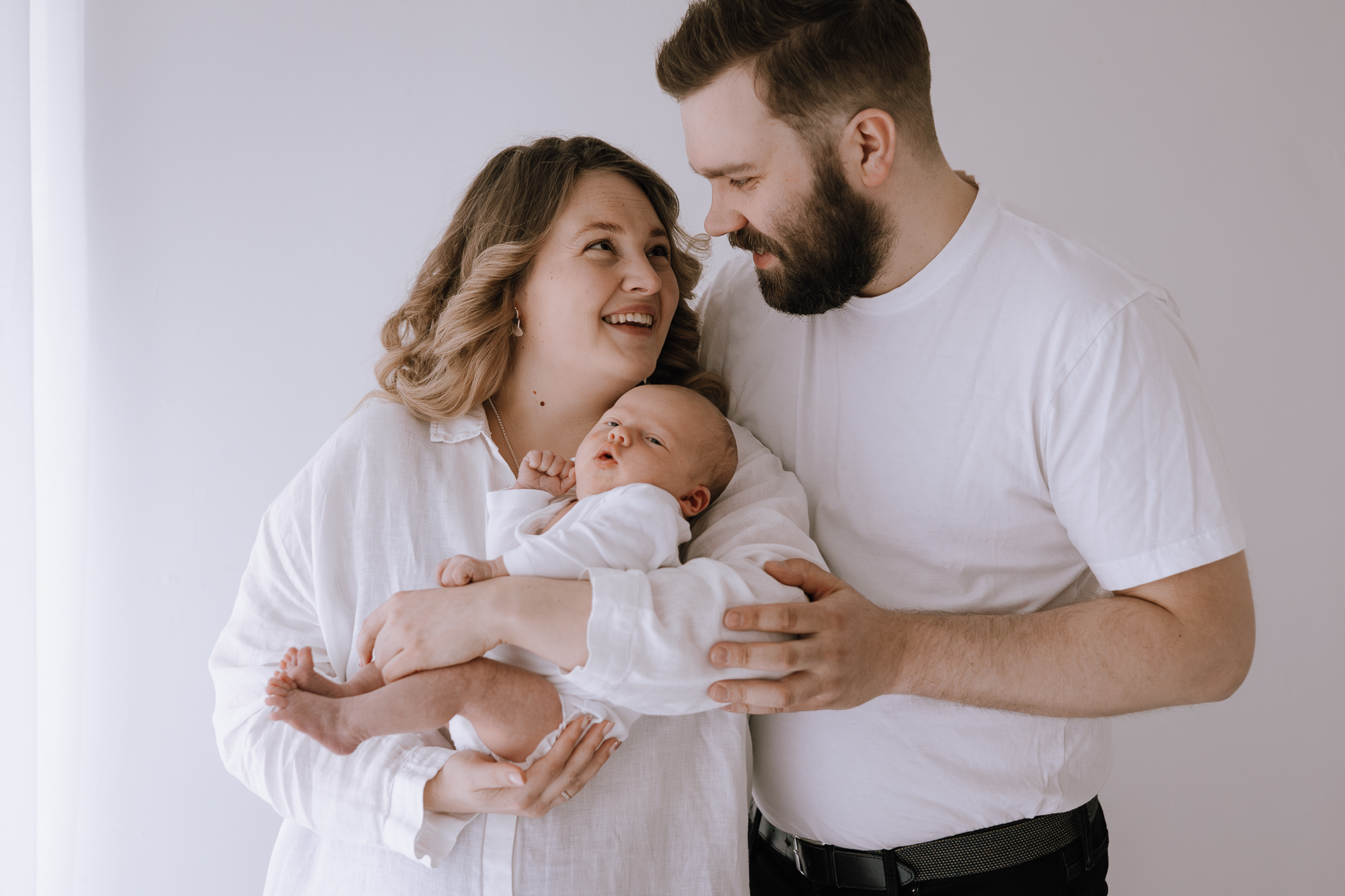 Perhe newborn kuvauksessa studiossa